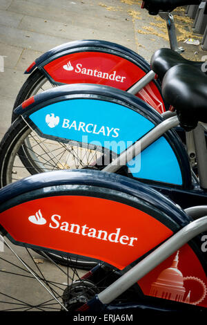 Santander und Barclays Marken-Fahrräder zu mieten in London, England, UK. Stockfoto