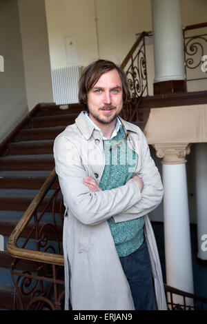 Deutscher Schauspieler Lars Eidinger stellt während der Dreharbeiten des Films "Sterben Blumen von gestern-" in Berlin, Deutschland, 3. Juni 2015. Der Film wird voraussichtlich im Jahr 2016 in die Kinos kommen. Foto: Jörg CARSTENSEN/dpa Stockfoto