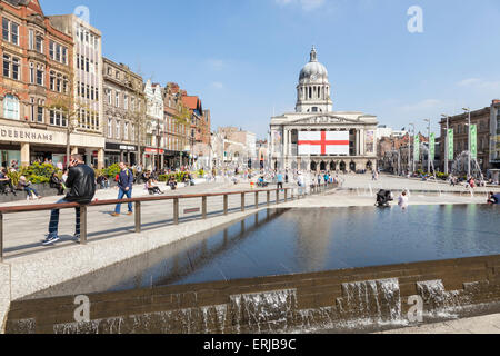 Die Menschen in der Old Market Square mit dem Council House und englische Flagge in der Ferne, Nottingham, England, Großbritannien Stockfoto