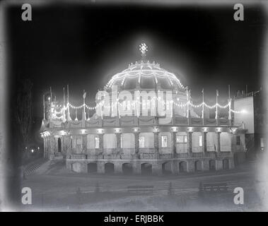 Antike 1900 Foto, erste Salt Palace (1899-1910) in der Nacht, Salt Lake City, Utah. Die ursprüngliche historische Salt Palace entstand 1899 unter der Leitung von Richard K.A. Kletting, Architekt, und im Besitz von John Franklin Heath. Es stand auf 900 Süden, zwischen State Street und Main Street in Salt Lake City. Die ursprüngliche Salt Palace enthielt einen Tanzsaal, ein Theater und eine Rennstrecke. Es wurde am 29. August 1910, durch einen Brand zerstört und wurde durch die majestätischen Halle ersetzt. Stockfoto