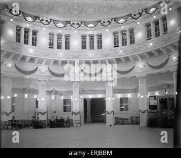 Antike 1900 Foto, Innere des ersten Salt Palace (1899 – 1910), Salt Lake City, Utah. Die ursprüngliche historische Salt Palace entstand 1899 unter der Leitung von Richard K.A. Kletting, Architekt, und im Besitz von John Franklin Heath. Es stand auf 900 Süden, zwischen State Street und Main Street in Salt Lake City. Die ursprüngliche Salt Palace enthielt einen Tanzsaal, ein Theater und eine Rennstrecke. Es wurde am 29. August 1910, durch einen Brand zerstört und wurde durch die majestätischen Halle ersetzt. Stockfoto