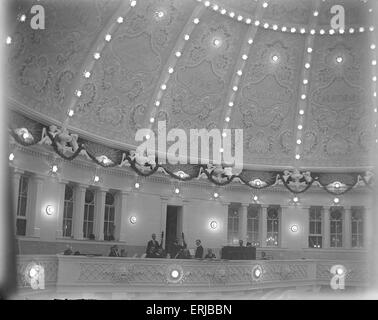 Antike 1900 Foto, Innere des ersten Salt Palace (1899 – 1910), Salt Lake City, Utah. Die ursprüngliche historische Salt Palace entstand 1899 unter der Leitung von Richard K.A. Kletting, Architekt, und im Besitz von John Franklin Heath. Es stand auf 900 Süden, zwischen State Street und Main Street in Salt Lake City. Die ursprüngliche Salt Palace enthielt einen Tanzsaal, ein Theater und eine Rennstrecke. Es wurde am 29. August 1910, durch einen Brand zerstört und wurde durch die majestätischen Halle ersetzt. Stockfoto