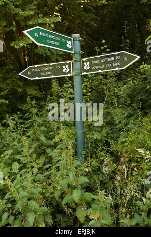 Großbritannien, England, Derbyshire, Fußweg Schild Weg zur Dovedale, Milldale und Stanshope Stockfoto