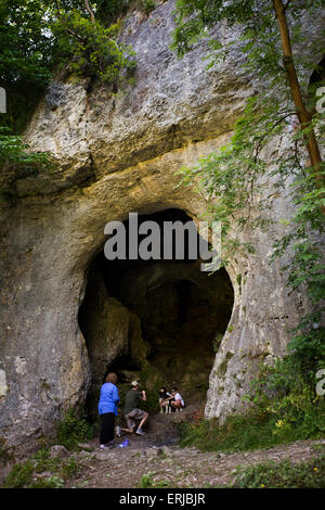 Großbritannien, England, Derbyshire, Dovedale, Taube Löcher, Familie Erinnerungsfoto am Höhleneingang Stockfoto