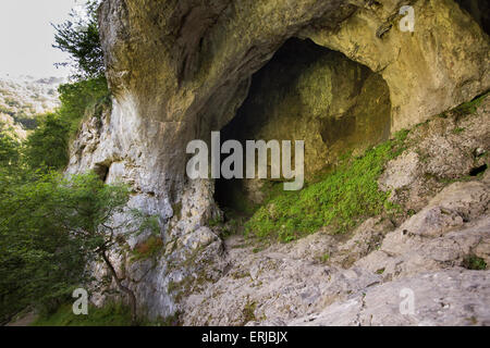 Großbritannien, England, Derbyshire, Dovedale, Taube Löcher Höhleneingang, geschaffen durch die Erosion der unterirdische Fluss Stockfoto