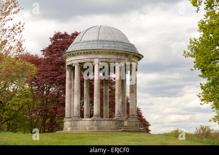 Die ionische Rotunde, von "Capbility" Brown, eine Torheit aus dem 18. Jahrhundert in der Vergnügen Garten Petworth House, West Sussex, England. Stockfoto