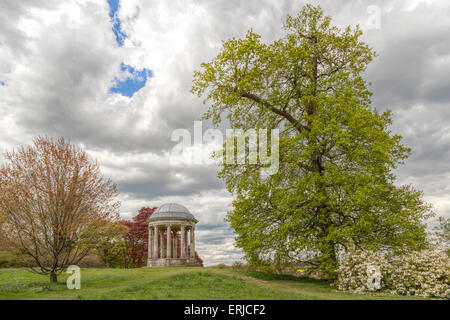 Die ionische Rotunde, von "Capbility" Brown, eine Torheit aus dem 18. Jahrhundert in der Vergnügen Garten Petworth House, West Sussex, England. Stockfoto