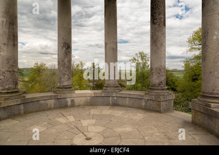 Blick von der Ionischen Rotunde (Capability Brown) eine Torheit aus dem 18. Jahrhundert auf dem Gelände des Petworth House, West Sussex, England. Stockfoto