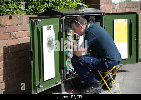 BT-Ingenieur auf einen Anschlusskasten am Straßenrand England UK Stockfoto