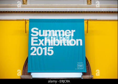 London, UK. 3. Juni 2015. Den Eintrag Zeichen der Sommer-Ausstellung in der Royal Academy of Arts.  Seit 1769 jährlich stattfindende ist Veranstaltung die größten offenen Einreichung Ausstellung in der Welt, Werke in einer Vielzahl von Medien und Genres von aufstrebenden und etablierten Künstlern geworden.  Aus mehr als 12.000 Einträge wurden Werke ausgewählt und Royal Akademiker aufgehängt. Bildnachweis: Stephen Chung / Alamy Live News Stockfoto