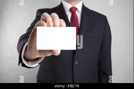 Geschäftsmann zeigt Leere Visitenkarte. Stockfoto