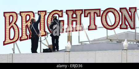 Wartung der Männer ersetzen einige 62.000 Glühbirnen, was, die es braucht, um Brighton Pier zu beleuchten. Obligatorische Verfasserzeile James Boardman Stockfoto