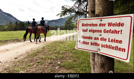 Mittenwald, Deutschland. 3. Juni 2015. Zwei Polizisten mit der föderalen Polizei Reiten Mannschaft fahren an der deutsch-österreichischen Grenze bei Mittenwald, Deutschland, 3. Juni 2015. Staats-und Regierungschefs der G7-Länder kommen zu ihrem Gipfeltreffen von 07 bis 8. Juni 2015 in Schloss Elmau zusammen. Foto: PETER KNEFFEL/Dpa/Alamy Live News Stockfoto