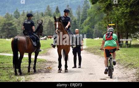 Mittenwald, Deutschland. 3. Juni 2015. Zwei Polizisten mit der föderalen Polizei Reiten Mannschaft fahren an der deutsch-österreichischen Grenze bei Mittenwald, Deutschland, 3. Juni 2015. Staats-und Regierungschefs der G7-Länder kommen zu ihrem Gipfeltreffen von 07 bis 8. Juni 2015 in Schloss Elmau zusammen. Foto: PETER KNEFFEL/Dpa/Alamy Live News Stockfoto