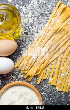 frische hausgemachte Pasta am Küchentisch Stockfoto
