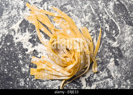 frische hausgemachte Pasta am Küchentisch Stockfoto