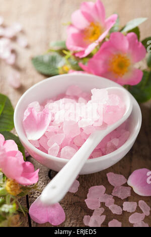 Spa mit rosa Kräuter Salz und wilde Rosen-Blumen Stockfoto