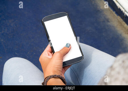 Weibliche Hand hält Smartphone mock-up mit weißen leeren Bildschirm mit Textfreiraum. Stockfoto