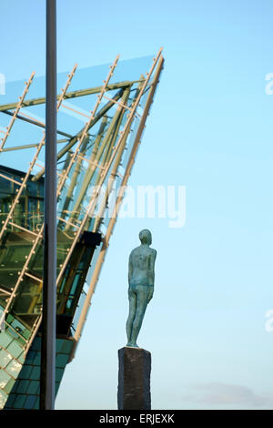 Reise-Statue & The Deep Aquarium auf den Fluss Humber Corporation Pier, Rumpf gesehen. Stockfoto