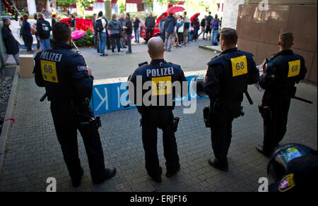 Polizisten stehen vor Aktivisten demonstrieren mit Banner und Schirme gegen die Testversion von einer italienischen Blockupy-Aktivist, der beschuldigt wird, verletzen vier Polizeibeamte und Verletzung des öffentlichen Friedens während der Unruhen bei der feierlichen Eröffnung des Neubaus der Europäischen Zentralbank (EZB) im März 2015 stattfand. Foto: CHRISTOPH SCHMIDT/dpa Stockfoto