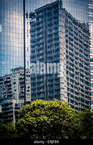 Spiegelungen von Hochhausbauten auf einem anderen Gebäude. Kuala Lumpur, Malaysia. Stockfoto