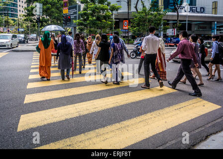 Arbeitnehmer über Straße in Kuala Lumpur City Centre, Malaysia. Stockfoto