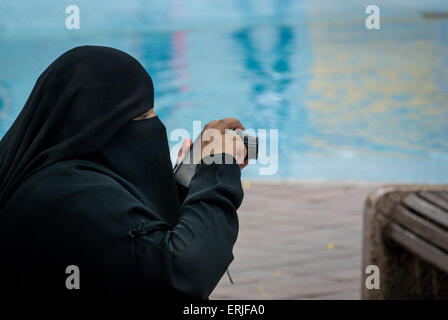 Frau in Burka unter Foto, Kuala Lumpur, Malaysia. Stockfoto