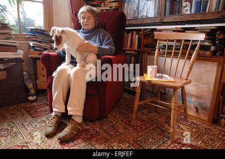 Clare Crowhurst Witwe von Donald Crowhurst der berüchtigten "lone Sailor" zu Hause in Seaton, Devon. Stockfoto