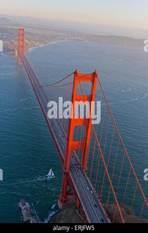 Luftaufnahme über San Francisco und die Golden Gate Bridge bei Sonnenuntergang Stockfoto