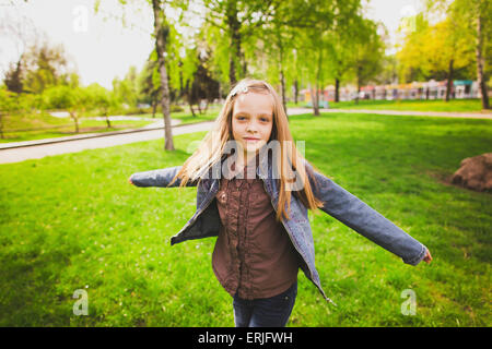 Kostenlose glückliches Mädchen Spaß im Freien. Freiheit-Konzept. Stockfoto