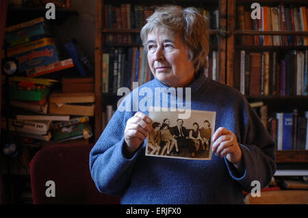 Witwe Clare Crowhurst hält das letzte Foto von ihrem Ehemann Donald mit seiner Familie genommen. Stockfoto