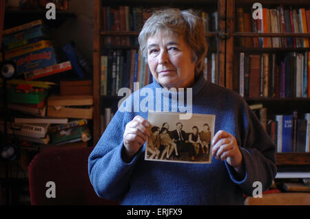 Witwe Clare Crowhurst hält das letzte Foto von ihrem Ehemann Donald mit seiner Familie genommen. Stockfoto