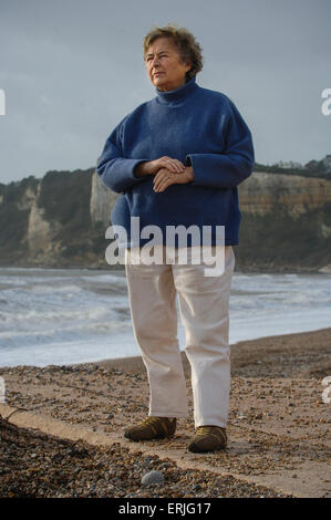 Clare Crowhurst Witwe von Donald Crowhurst der berüchtigten "lone Sailor" Seaton Strand in Devon. Stockfoto