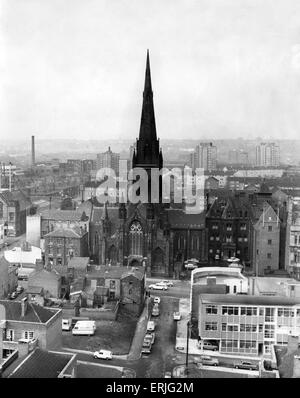 Kathedrale von Salford, Manchester. 24. Juni 1967. Die Cathedral Church of St. John der Evangelist, normalerweise bekannt als Salford Kathedrale, ist eine römisch-katholische Kathedrale in der Stadt von Salford, Greater Manchester, England. Stockfoto