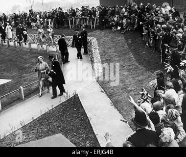 Königin Elizabeth die Königin-Mutter jubelten von Massen Versammelten sich vor den großen Colmore Street Immobilien Wohnungen in Grant Street während ihres Besuchs in Birmingham.  2. Mai 1957. Stockfoto