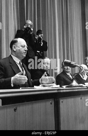 Dr. Richard Beeching, Vorsitzender der British Railways, auf Schiene planen Konferenz, wo er seinen Bericht mit dem Titel "The Reshaping of British Railways", vorgestellt im Bild 27. März 1963. Der Bericht, gemeinhin als "The Beeching Report", führte zu um weit zu erreichen Stockfoto