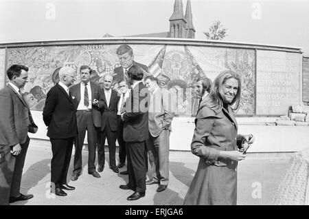 Senator Edward Kennedy und seine Partei am Denkmal zu seinem Bruder John in St. Chad Zirkus, Birmingham, während seines Besuchs in den Midlands. Mit ihm ist seine Frau, Joan und Herr Jim O'Donnell (2. von links) Vorsitzender der irischen Entwicklung Association, die der Präsident John F. Kennedy Memorial Committee eingerichtet. 13. September 1971 Stockfoto