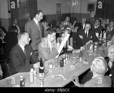 Australien-Tour von Großbritannien für die Asche. Hier sind sie bei ihrem Besuch in der Heinz-Fabrik abgebildet.  August 1953. Stockfoto