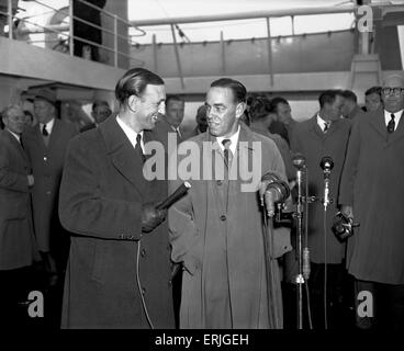 Australien-Tour von Großbritannien für die Asche. Australien-Kapitän Ian Johnson von England Cricketer Len Hutton als Aussie-Team begrüßt kommen in England.  24. April 1956. Stockfoto