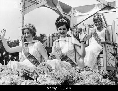 Eine Welle von Karnevalskönigin Berenice Goodwin, von ihrem Float die Coventry Karneval geleitet. Mit Berenice sind ihre Begleiter, Barbara Burr (links) und Sandra Blake. 15. Juni 1968 Stockfoto