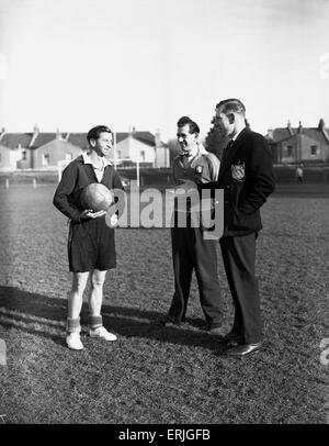 Torquay United Fußballer Sam Collins während einer Trainingseinheit. 15. November 1956. Stockfoto