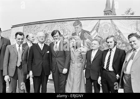 Senator Edward Kennedy und seine Partei am Denkmal zu seinem Bruder John in St. Chad Zirkus, Birmingham, während seines Besuchs in den Midlands. Mit ihm ist seine Frau Joan, und zu seiner rechten ist Herr Jim O'Donnell Vorsitzender der irischen Entwicklung Association, die der Präsident John F. Kennedy Memorial Committee eingerichtet. 13. September 1971 Stockfoto