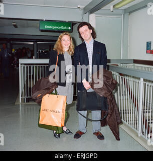 Jayne Torvill und Ehemann Phil Christensen ankommen in London am Flughafen. 17. Mai 1991 Stockfoto