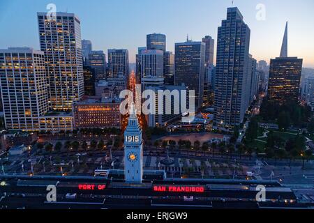 Luftaufnahme über San Francisco Ferry Building am Embarcadero bei Sonnenuntergang Stockfoto