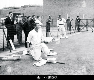 Australische Cricket-Tour von England für die Asche. England V Australien erste Testspiel bei Edgbaston. Australische Kapitän Richie Benaud in den Netzen.  10. Juni 1961. Stockfoto