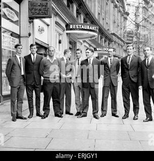Australien-Tour von Großbritannien für die Asche. Das australische Team im Bild vor dem Waldorf Hotel in London, wo sie sich nach ihrer Ankunft in Großbritannien aufhalten. 19. April 1964. Stockfoto
