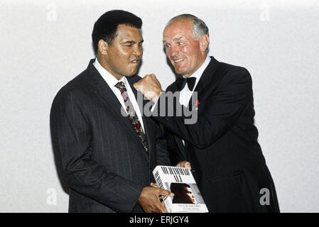 Legendäre amerikanische Boxer Muhammad Ali, ehemals Cassius Clay und Englands Henry Cooper, die er 1963 und 1966, Pose zusammen gekämpft haben. Juni 1992 Stockfoto