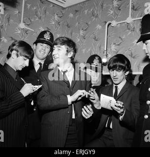 Pop-Gruppe The Beatles November 1963 die Beatles Autogramme für Birmingham Polizisten, die geholfen haben, die sie in die Rückseite des Hippodroms schmuggeln Stockfoto