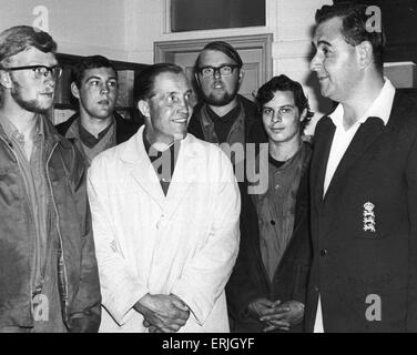 Australische Cricket-Tour von England für die Asche. England V Australien 3. Test bei Edgbaston. Kapitän der englischen Nationalmannschaft Colin Cowdrey Dank Flack und seine Bemühungen, die so viel spielen möglich gewesen. 17. Juli 1961. Stockfoto