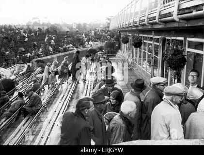 Australische Cricket-Tour von England für die Asche. England V Australien erste Testspiel bei Edgbaston. Warteschlange für Abdeckung wie Regen das Spiel unterbrochen. Juni 1961. Stockfoto